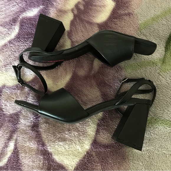 Wild Diva Ankle Strap Block Heeled Sandal - Picture 8 of 10
